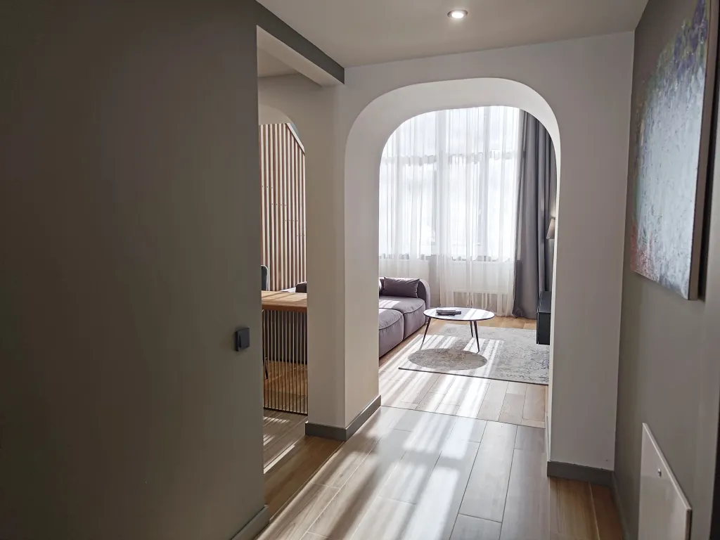 Дизайнерский двухуровневый апартамент с панорамным окном