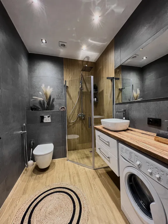 Новый дом в окружении елок с панорамными окнами и баней