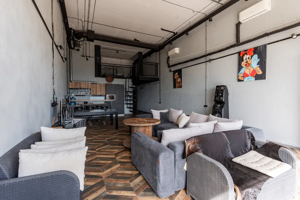 Эллинг на берегу моря