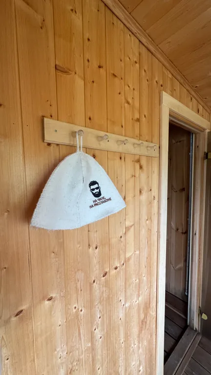 Дом на берегу реки с бассейном и видом