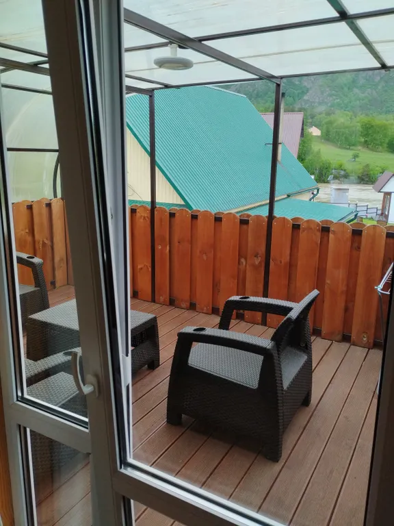 Комплекс с видом на реку в центре Чемала