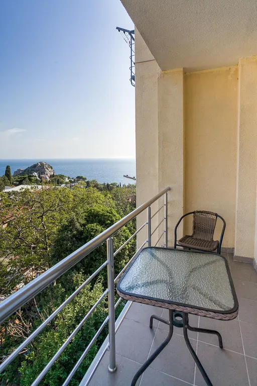 Видовая уютная студия с двумя балконами под горой Кошка