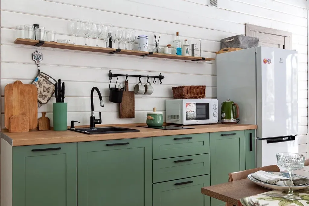 Современный дом с баней в лесу