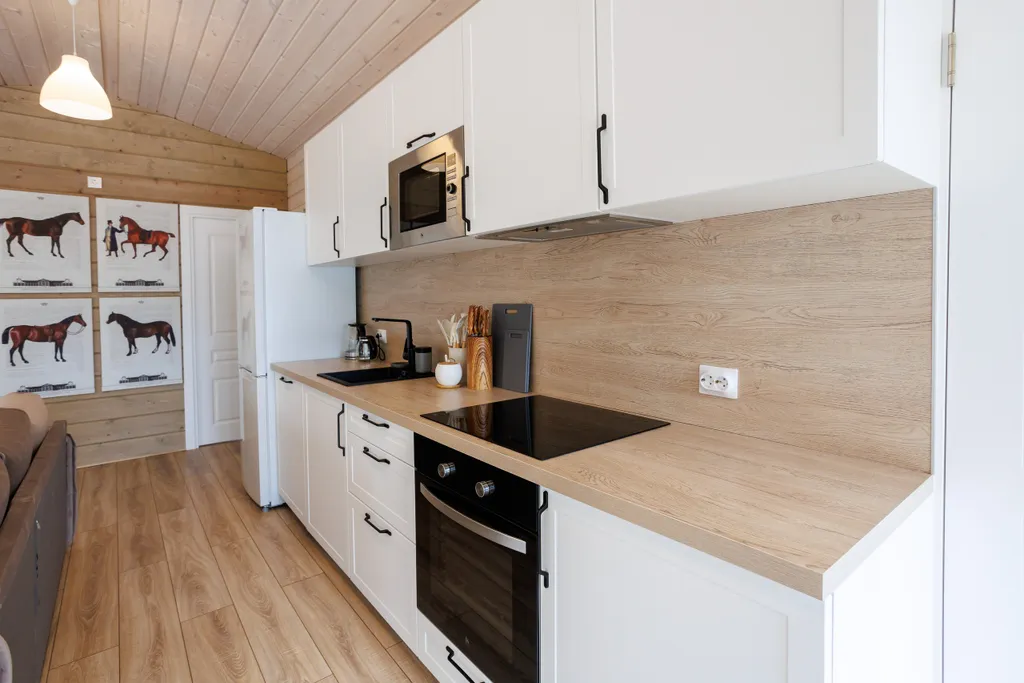 Красивый дом в ёлках