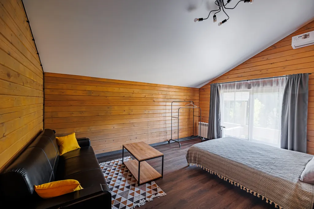 Большой дом в вековом лесу