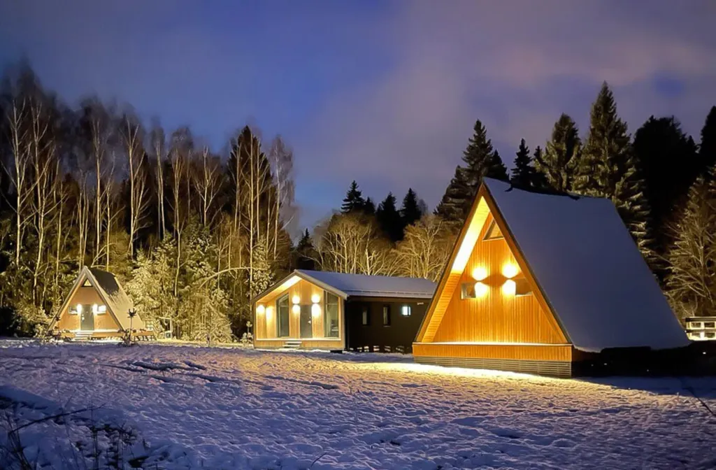 А-фрейм в сказочном зимнем лесу