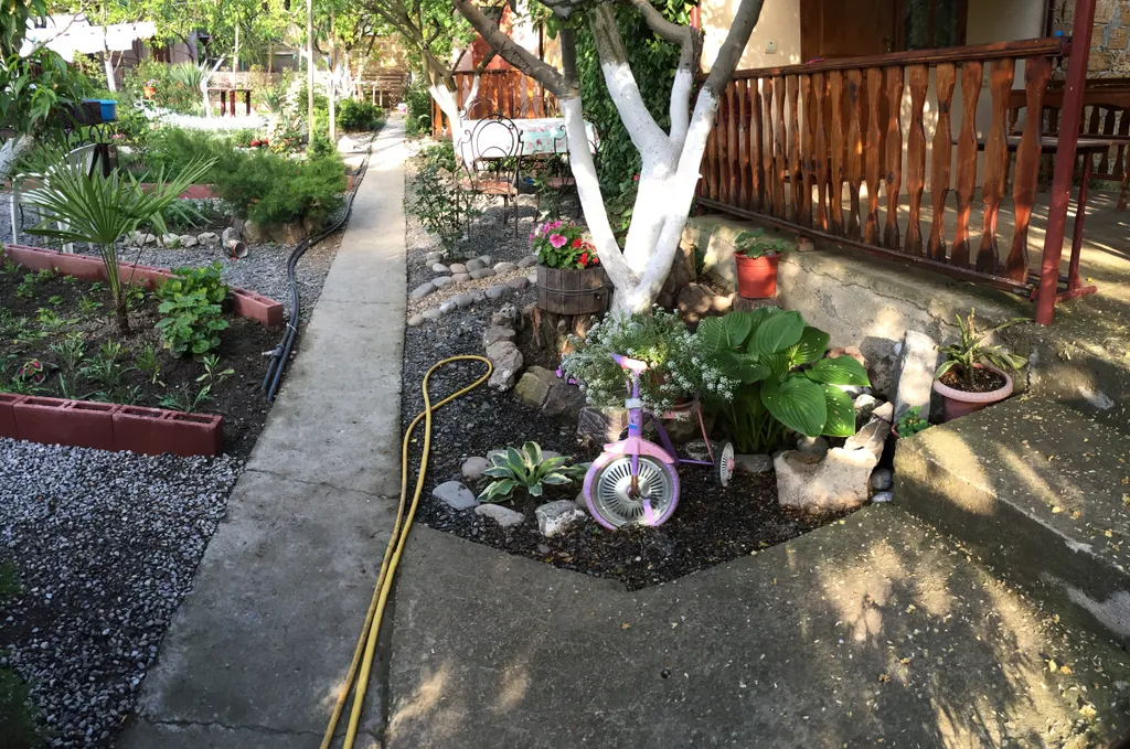 Коттедж в саду