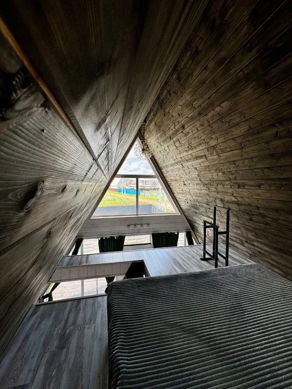 Дом-шалаш A-frame с большим глубоким бассейном и баня на дровах