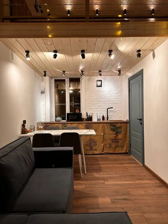 Двухуровневый номер-студия в стиле лофт с открытой ванной Нежность