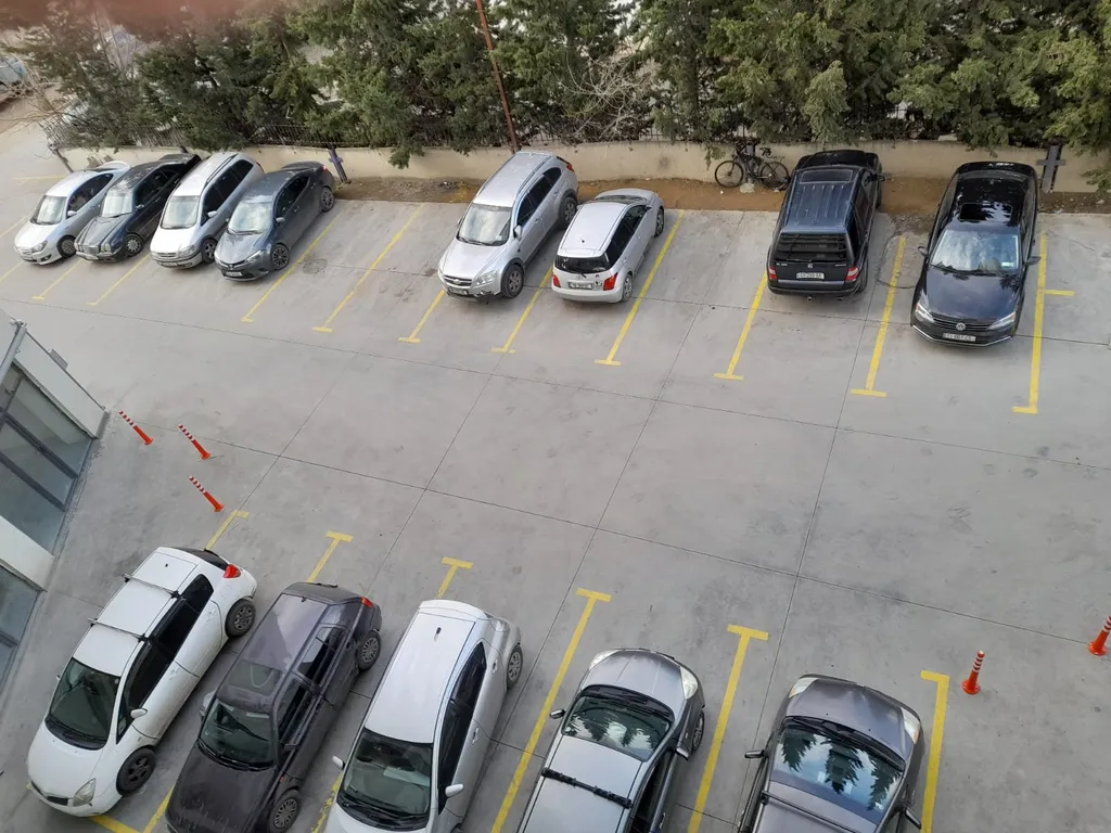 Уютная квартира у моря с видом с балкона на достопримечательности, ели и город