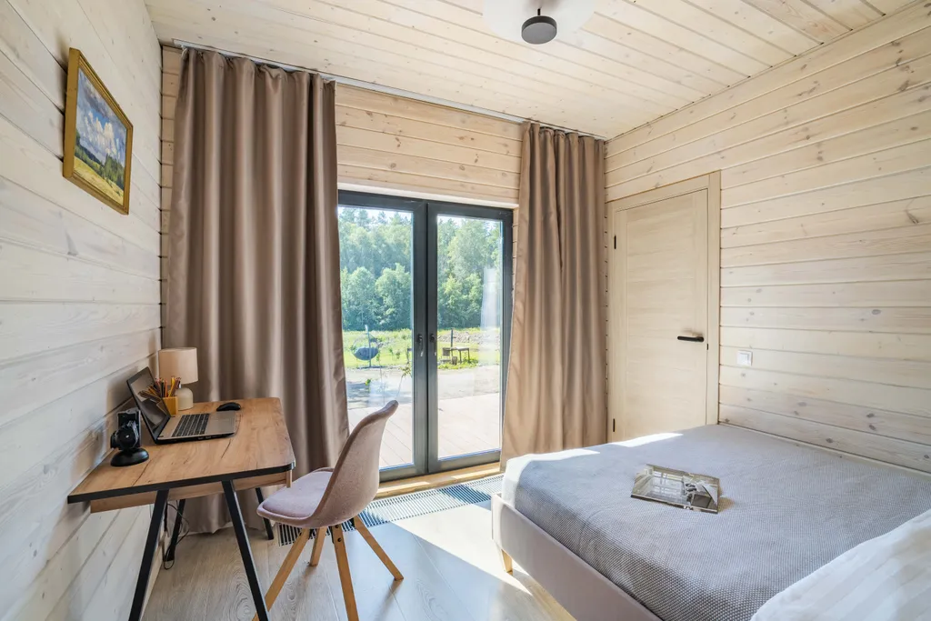 Загородный дом на берегу реки со своим пляжем