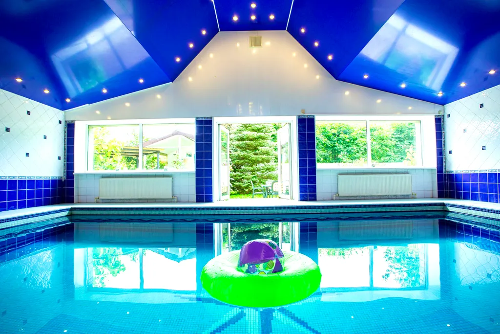 Дом с роскошным бассейном и 2 видами бань