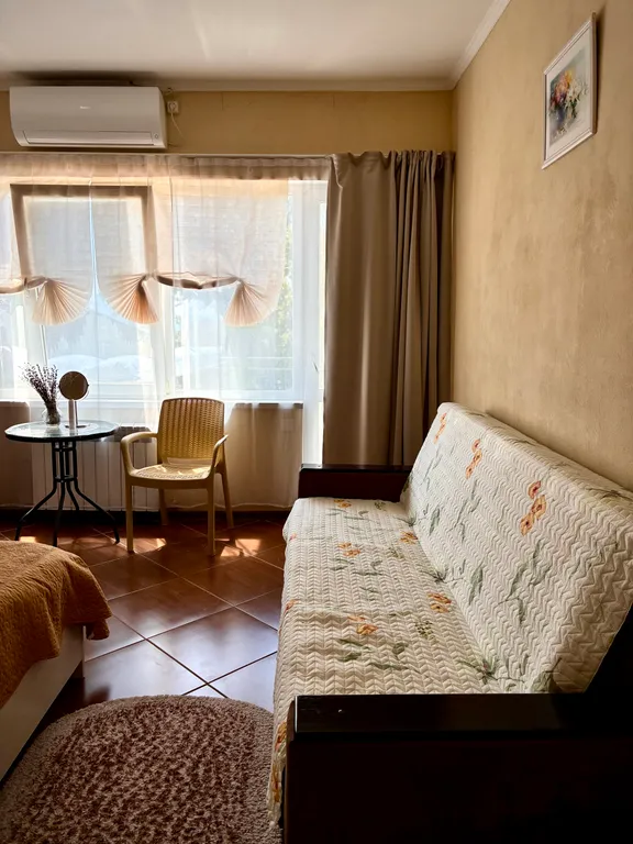 Уютная комната в частном доме со своим двором