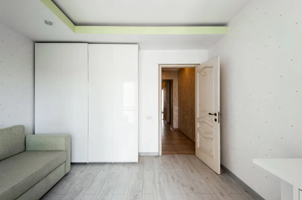 Просторная 3-кoмнатная квapтиpa с панорамными окнами в тихом центре