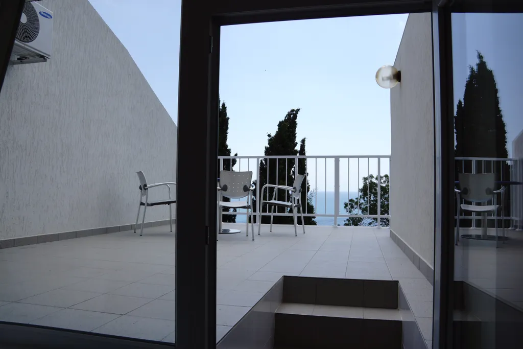 Небольшой двухместный номер на 3 этаже с террасой с видом на море