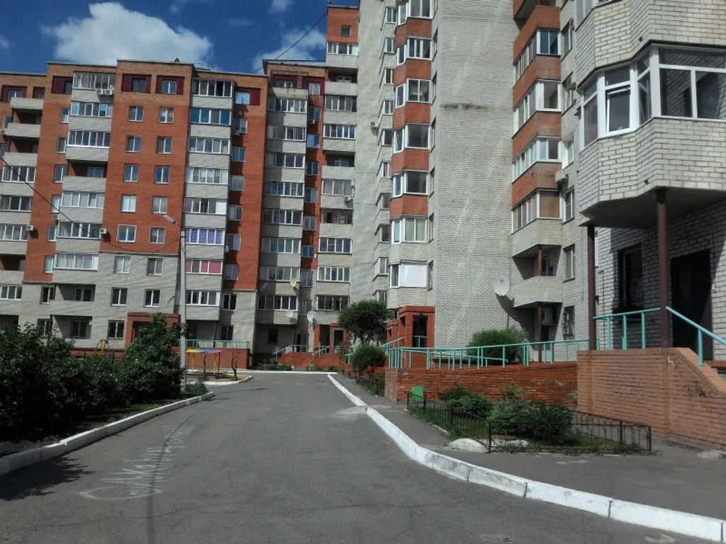 Студия с яркой кухней