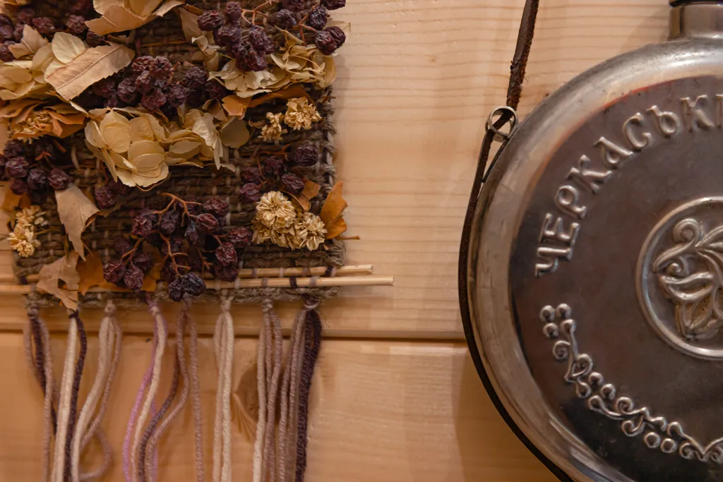 Дом на реке и краю соснового леса