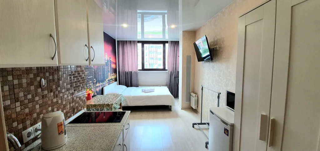 Уютная студия Мегаполис с большими окнами и плотными шторами