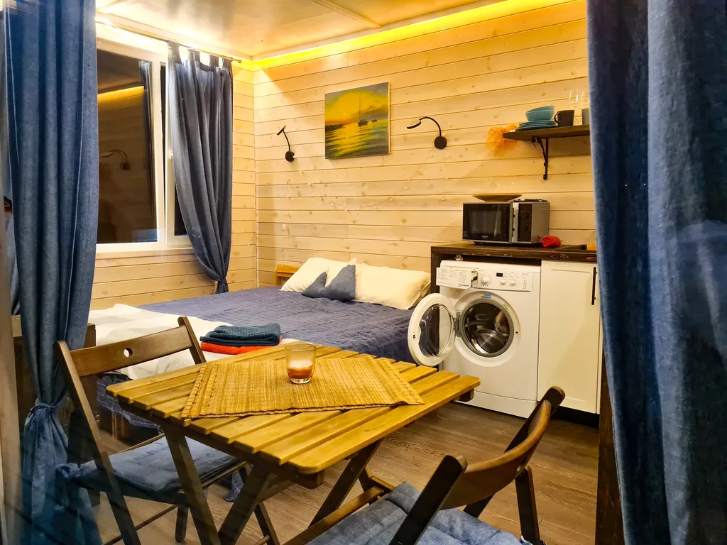 Мини-домик море с видом на горы