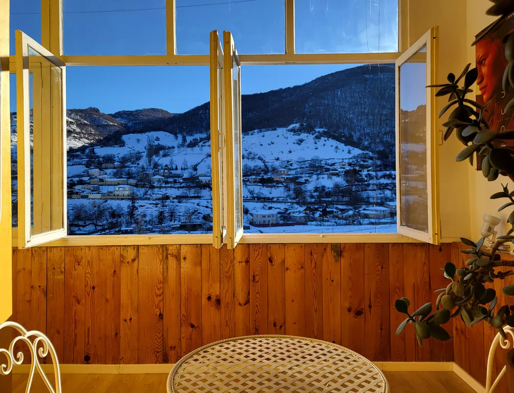 Квартира с видом на реку и горы