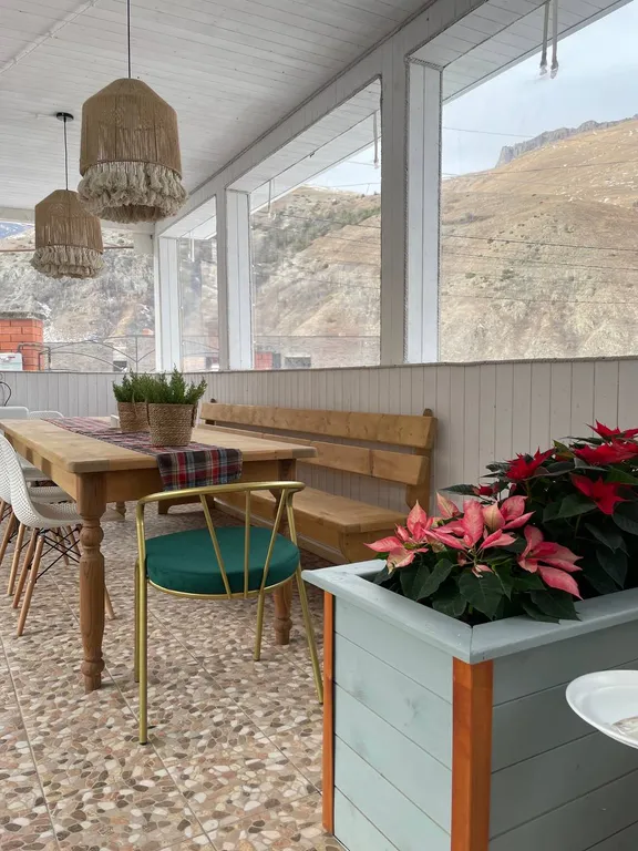 Дом с бассейном у леса