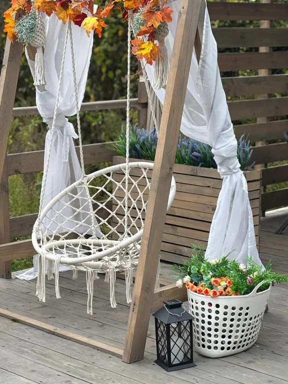 Уютная сфера на побережье