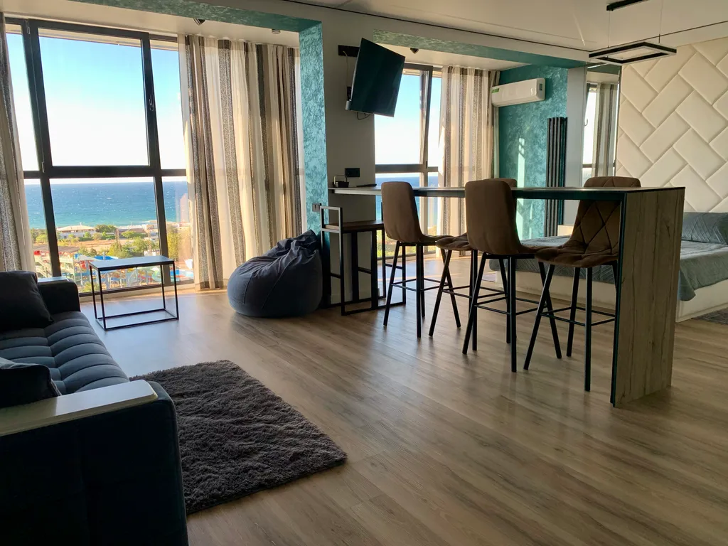 Элитная квартира с панорамным окнами витражами с видом на море