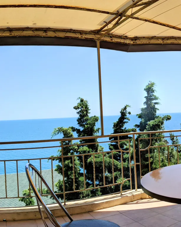 Уютная комната с видом на море