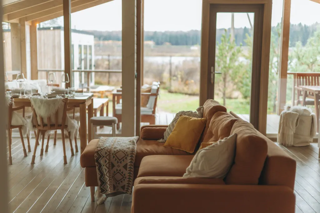 Дом с баней и чаном у воды и леса бохо