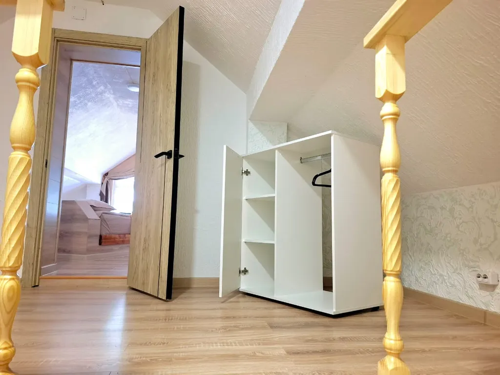 Уютный, комфортный для проживания на берегу озера, в зелени и тишине