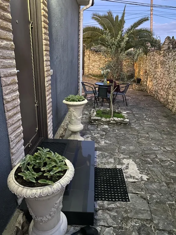 Уютный дом с красивым и вкусным фруктовым садом