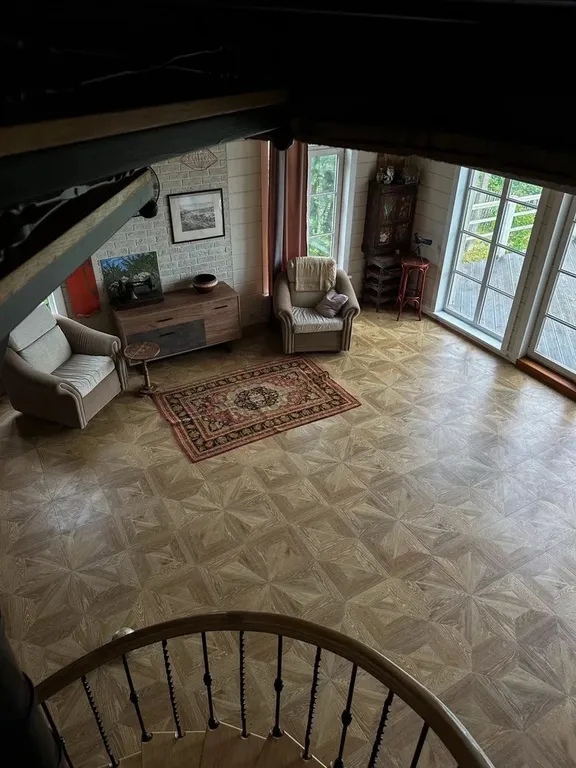 Усадебный дом с видом на реку, берег с мостками и рыбной ловлей