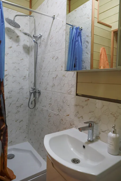 Коттедж Уютный современный дом в горах, крытая терраса с панорамой гор и озера — Соколиное