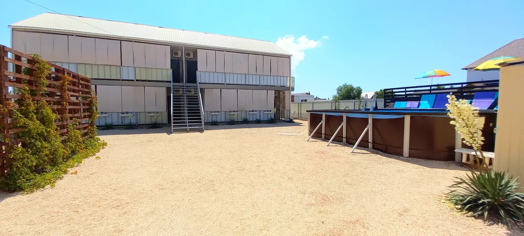 Спальня, кухня с диваном, веранда