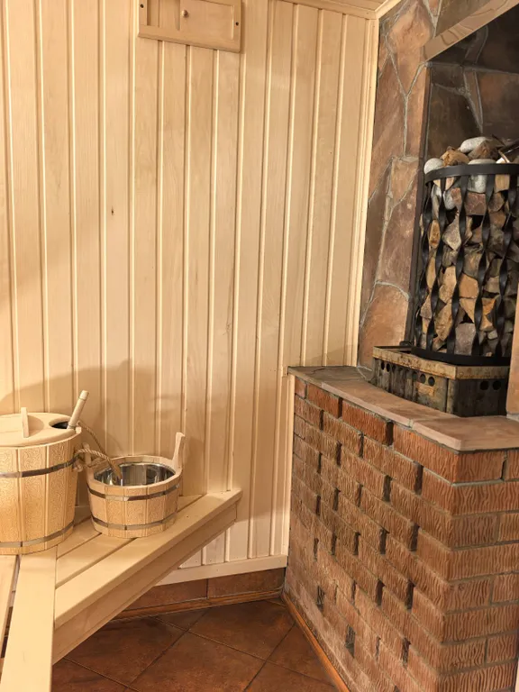 Дом на берегу реки с баней на дровах