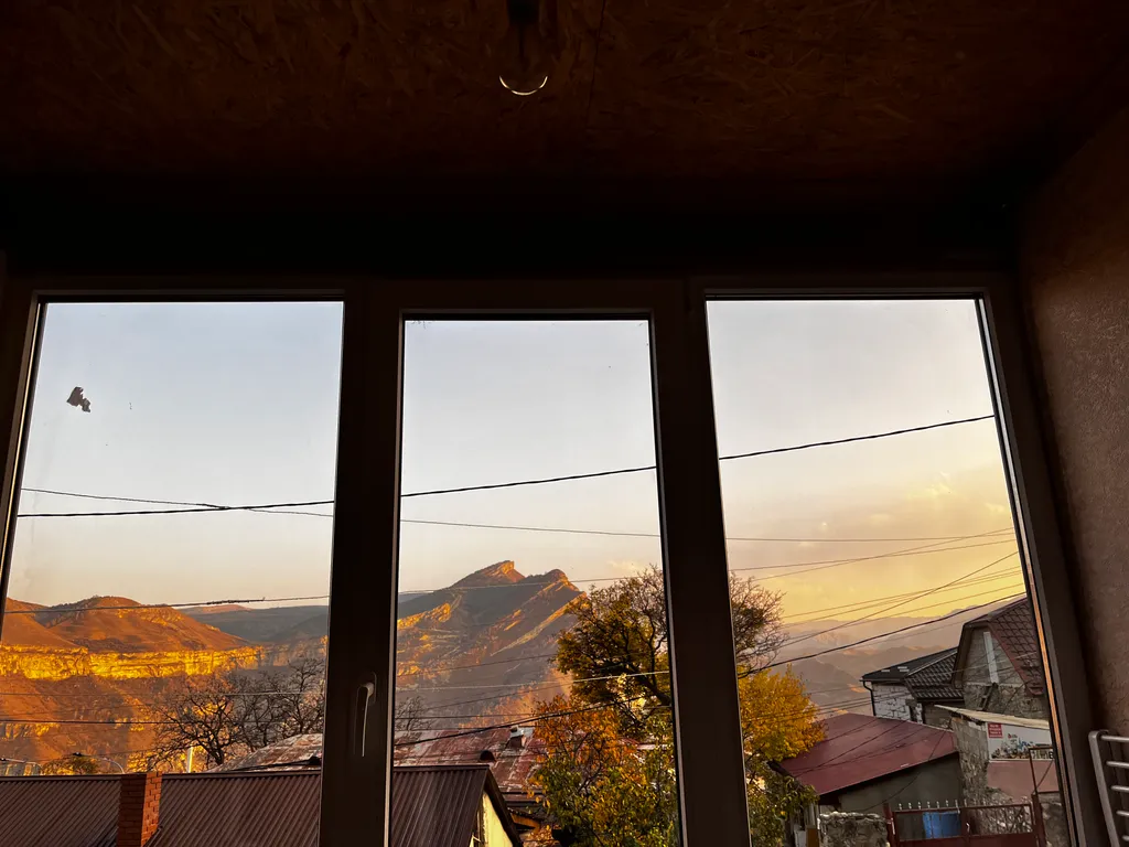 Светлая студия с видом на горы