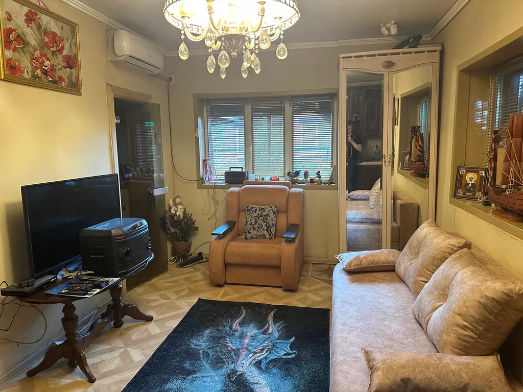 Уютный домик рядом с садом, хвойными деревьями, рядом с тц