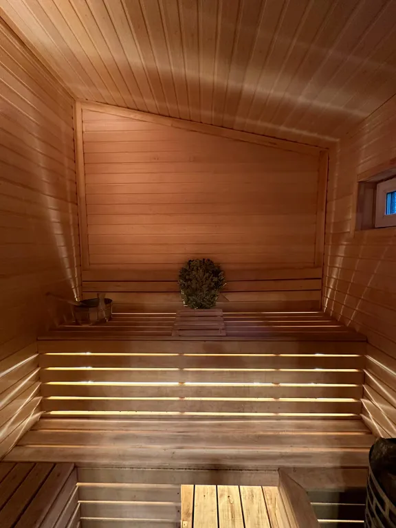 Уютный треугольный дом в окружении леса