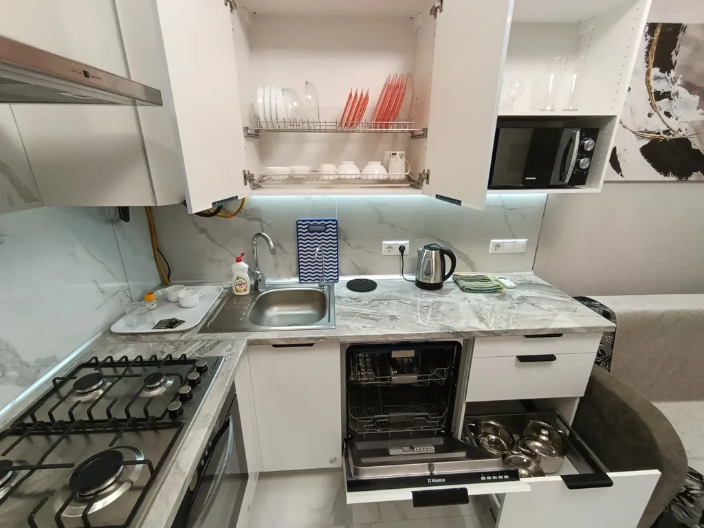 Новая евро-двушка с панорамным видом на море и пляж перед домом