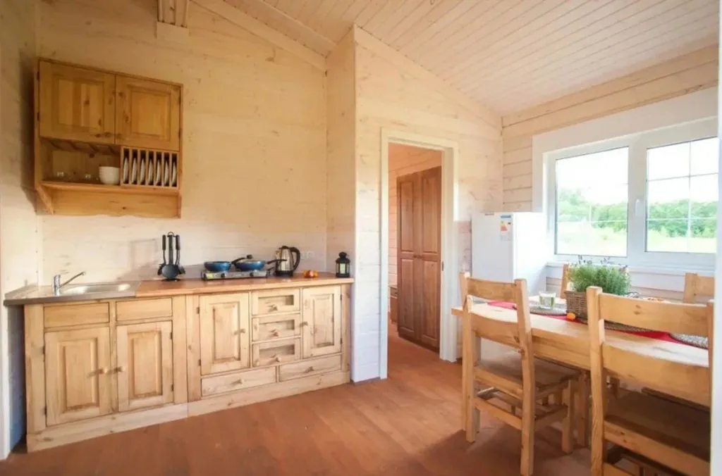 Домик на берегу озера