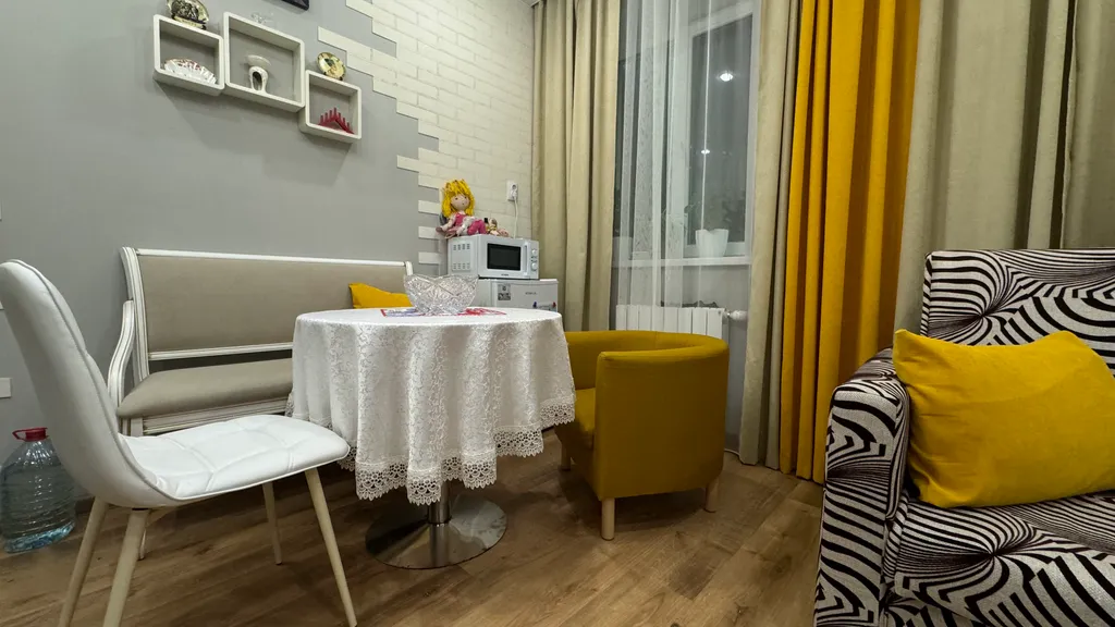 Белая студия в новом доме на центральной улице