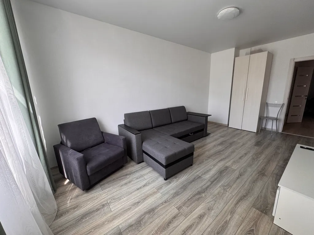 Трехкомнатная со своим выходом во двор на бассейны