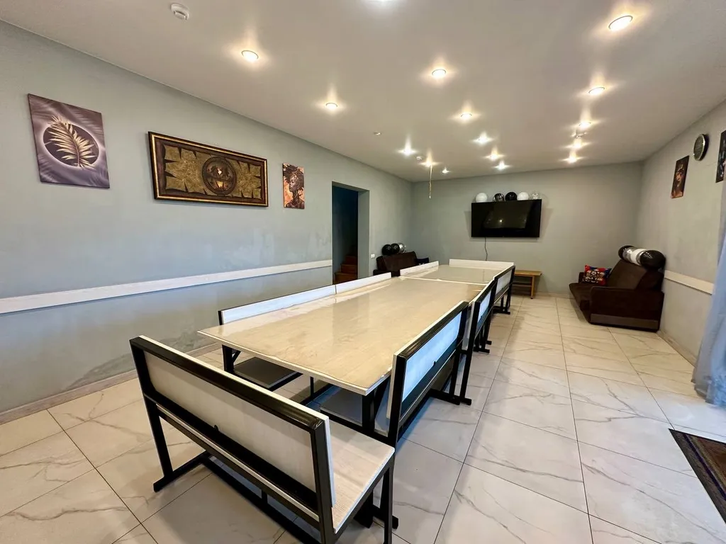 Дом с бассейном, в черте города