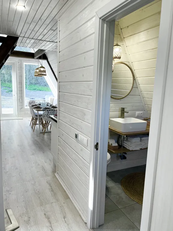 Треугольный дом на берегу озера