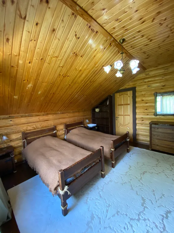 Уютный дом с камином в центре