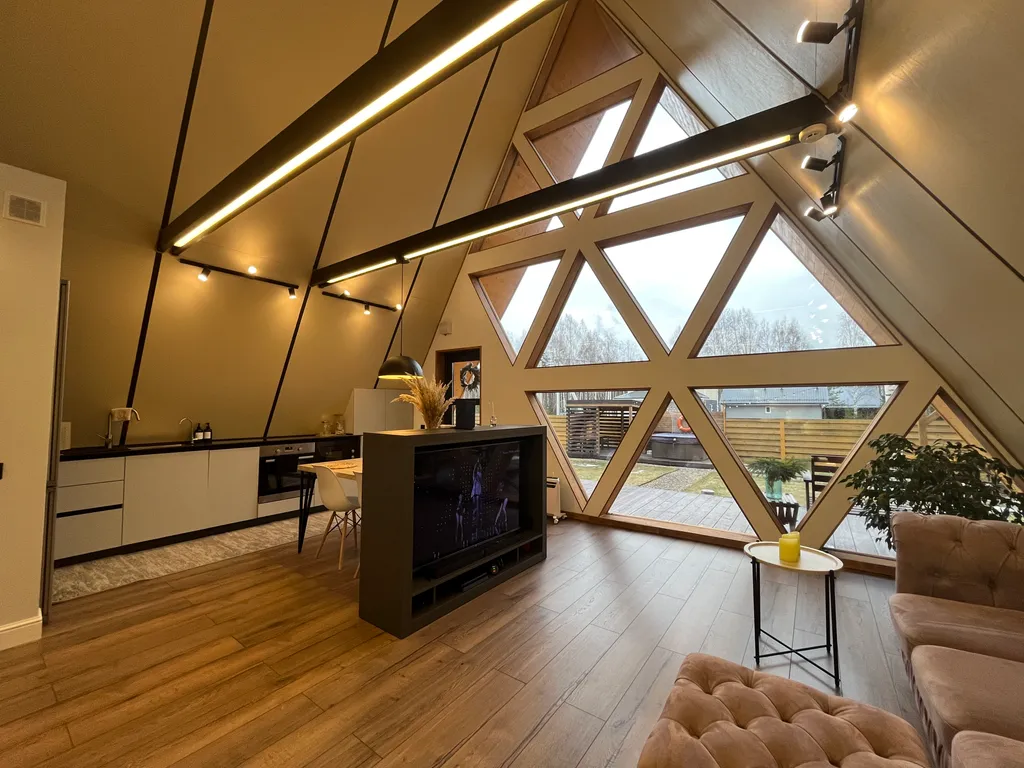 Просторный треугольный дом с джакузи