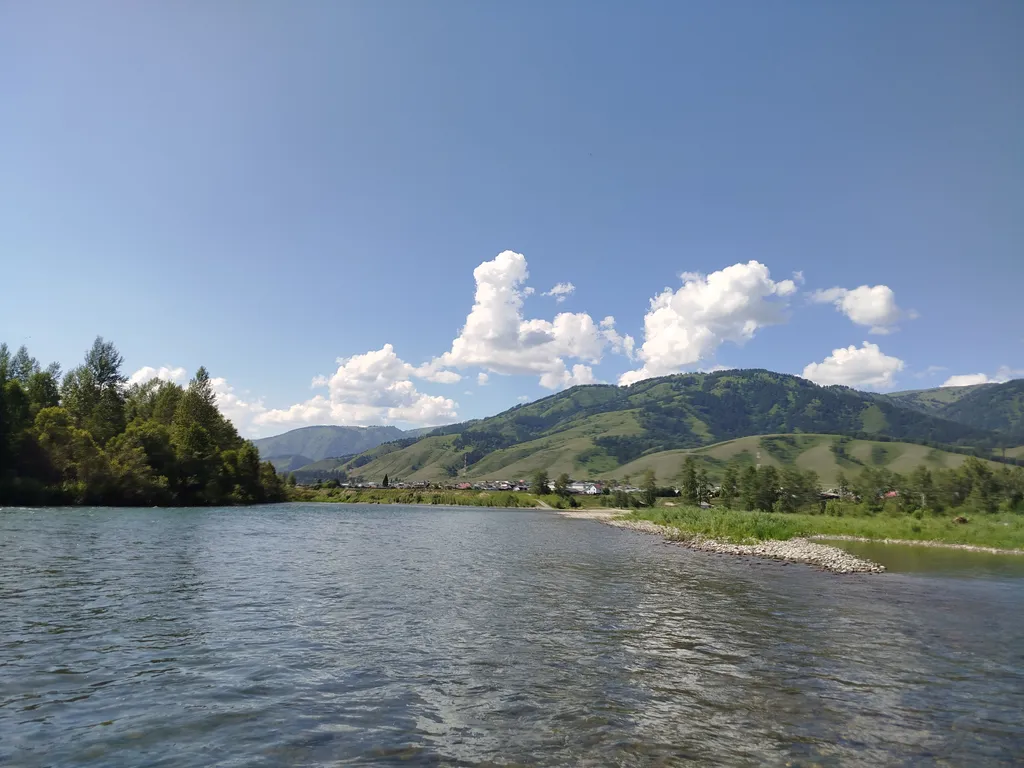 Уютный домик, на берегу реки