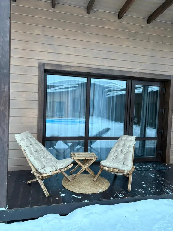 Уютная комната с выходом на террасу