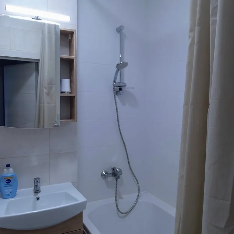 Новая квартира с солнечной террасой между морем и озером