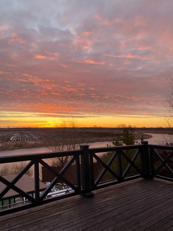 Большой дом с баней, бассейном и видом на озеро